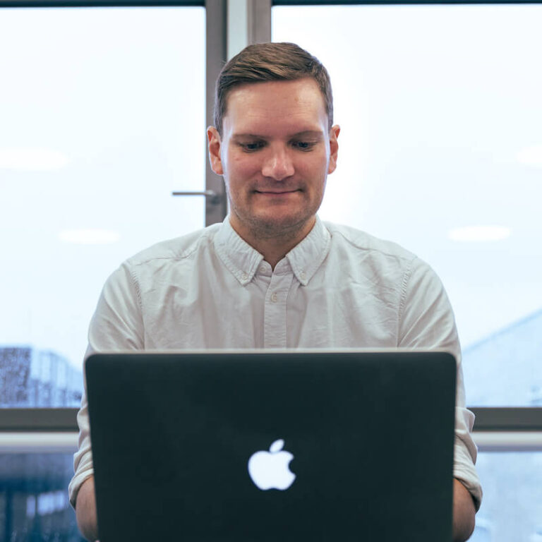 Freelance tekstforfatter Michael Liepke Kruse med computer