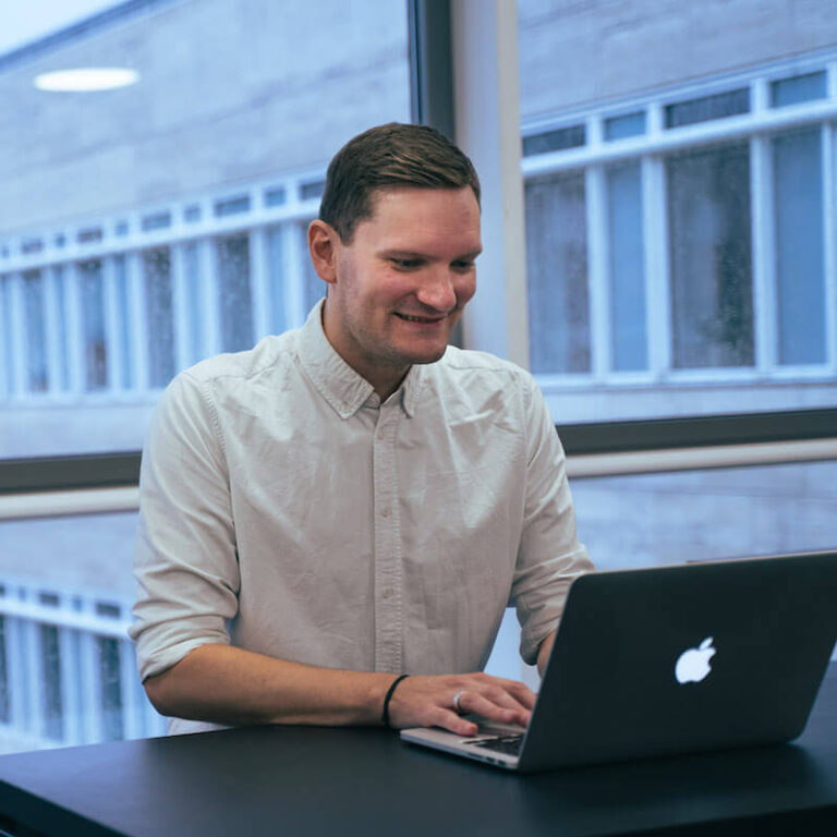 Freelance taleskriver Michael Liepke Kruse med computer