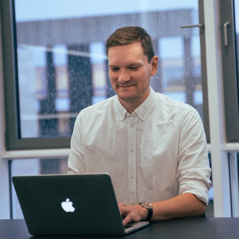 Freelance tekstforfatter Michael Liepke Kruse arbejder på sin computer